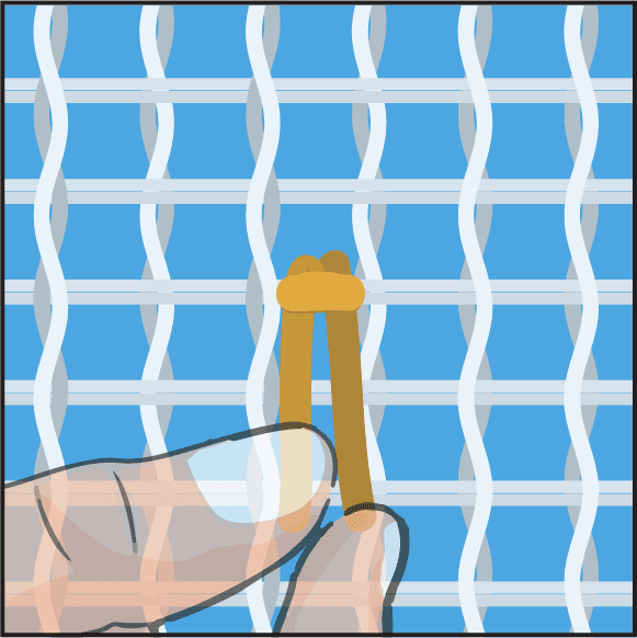 Step 5: tightening the finished latch hook knot.